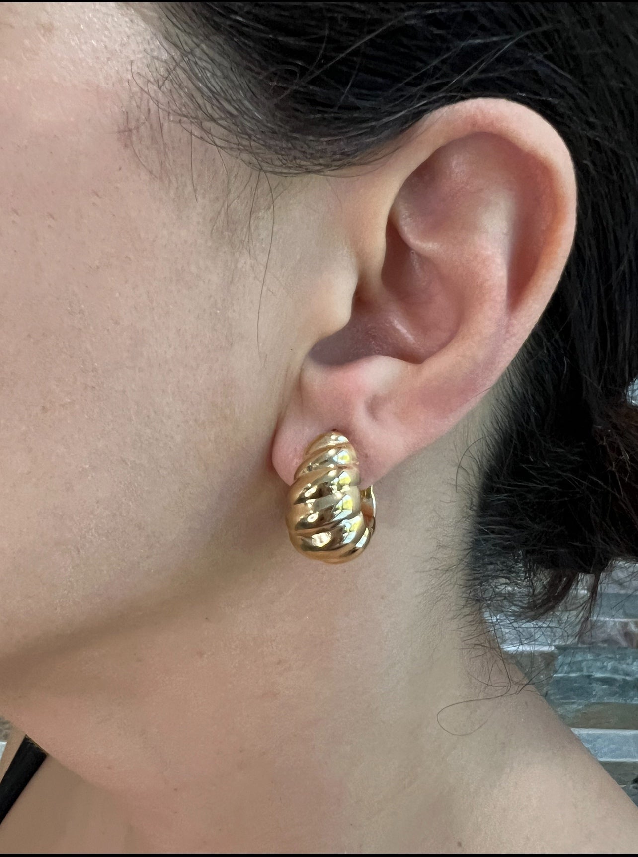14K Scalloped Puff Huggie Earrings Earring ABGE-113.2-G  - Abtin & Co.