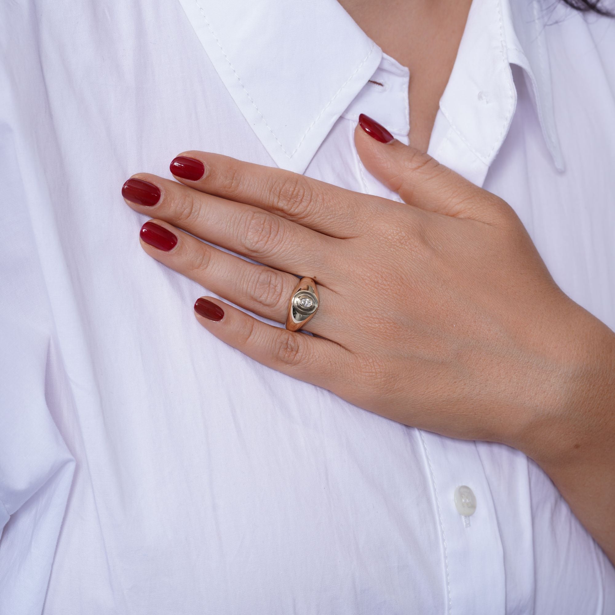 Echo Oval Diamond Signet Ring