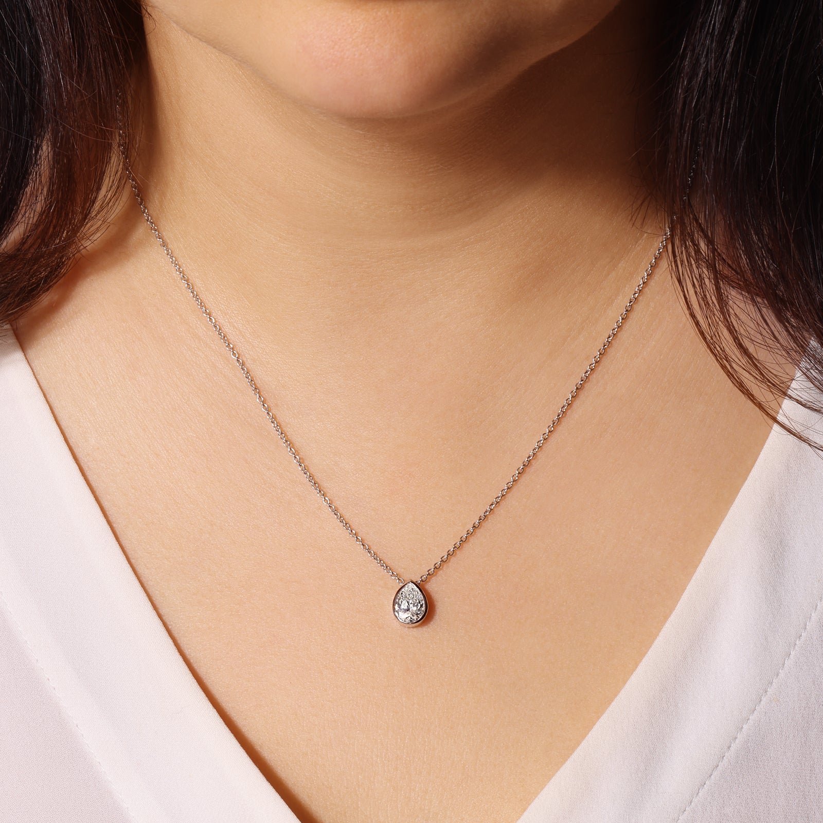 Pear Bezel Lumière Pendant
