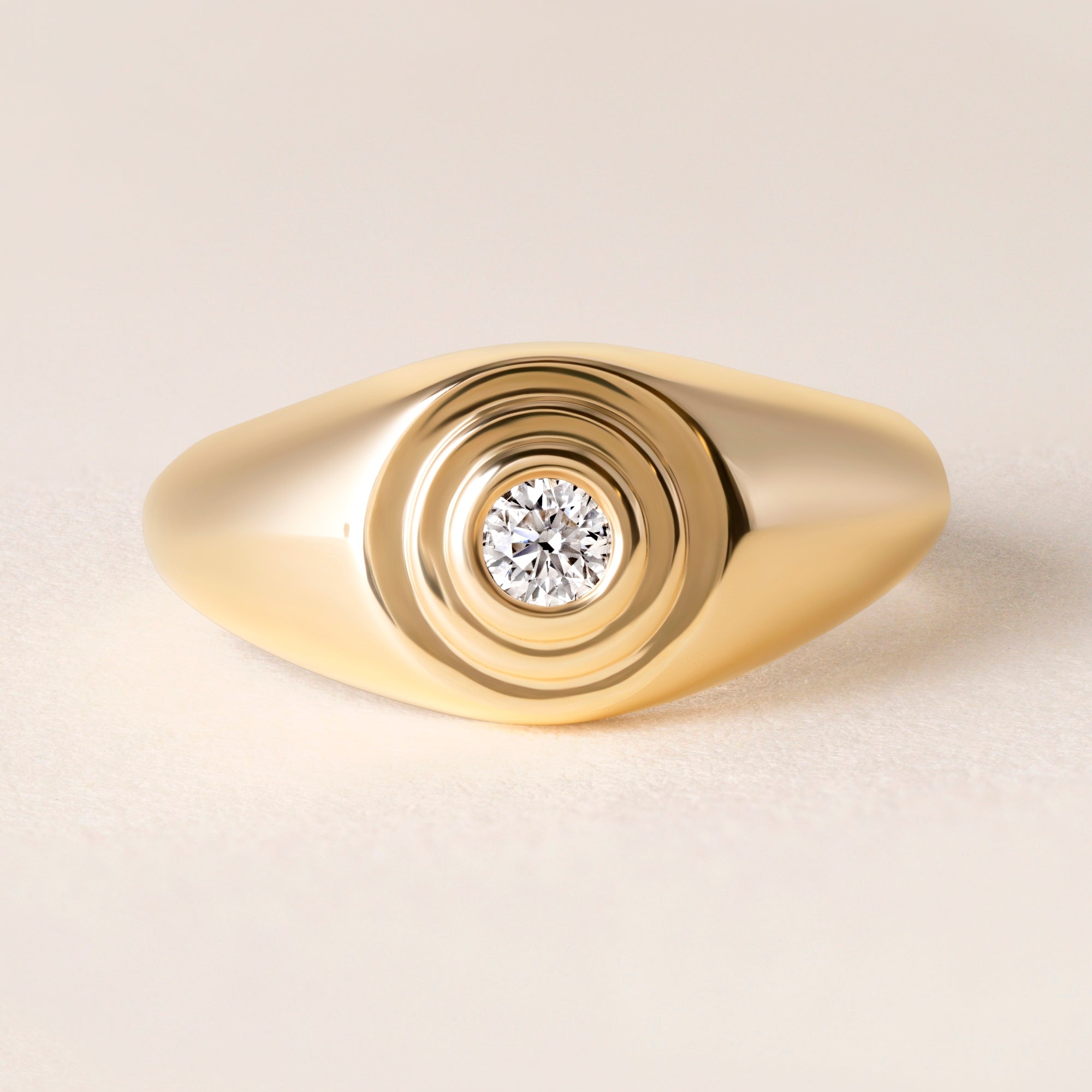 Echo Round Diamond Signet Ring